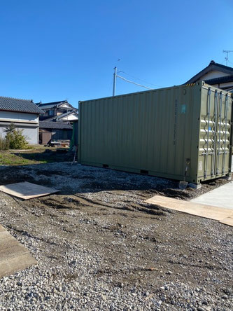 新潟県三条市 NEWVANコンテナ20ft縦滑り出し窓×2･FIX窓･親子ドア･穴あけ×3設置