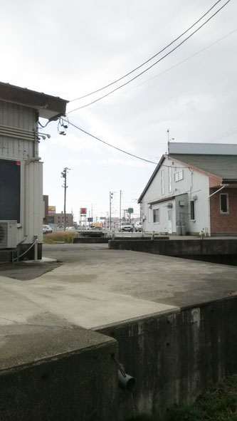 石川県小松市 NEWVANコンテナ20ftアイボリー設置