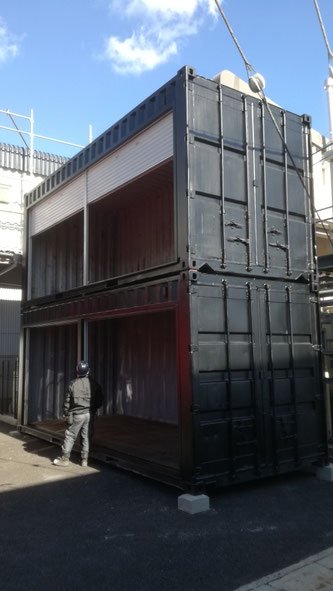 京都市南区 中古コンテナ20ftシャッター付2本納品