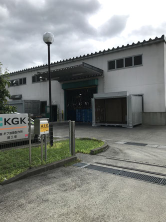 岐阜県関市 中古コンテナ20ft外付けシャッター･シルバー塗装他設置