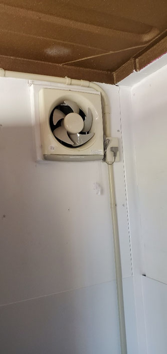 滋賀県米原市 中古貨物コンテナ12ft屋根付きトイレコンテナ仕様設置