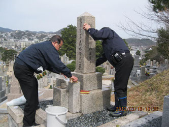 お墓のお掃除をお手伝い