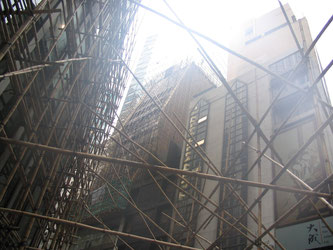 "Scaffolding Hong Kong" by Felix Andrews (Floybix) - Treball propi. Licensed under CC BY-SA 3.0 via Wikimedia Commons - https://commons.wikimedia.org/wiki/File:Scaffolding_Hong_Kong.jpg#/media/File:Scaffolding_Hong_Kong.jpg