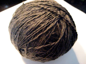 « Carboniced bamboo handspun » par moria — http://www.flickr.com/photos/moria/2355905928/. Sous licence CC BY 2.0 via Wikimedia Commons - https://commons.wikimedia.org/wiki/File:Carboniced_bamboo_handspun.jpg#/media/File:Carboniced_bamboo_handspun.jpg