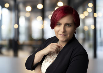 Frau im Business-Outfit lacht in die Kamera – Hochwertige Branding-Fotos für Frauen in Nürnberg von Kathrin Newman