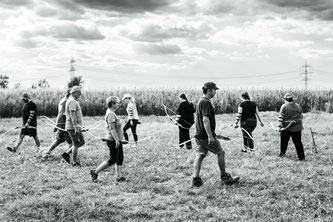 Eine Gruppe beim meditativen Bogenschiessen "Raus aus dem Alltag Rein in die Entspannung" bei Naturnah Bogenschiessen