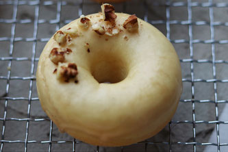 Donut mit Kaffeeglasur und gehackten Walnüssen