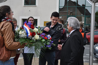 Monsieur le Maire d'Amboise accueille les lycéens porteurs de gerbes