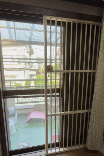にゃんこフェンス 掃き出し窓用の脱走防止扉 開いたところ