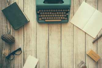 Foto von <a href="https://unsplash.com/de/@retrosupply?utm_content=creditCopyText&utm_medium=referral&utm_source=unsplash">RetroSupply</a> auf <a href="https://unsplash.com/de/fotos/vintage-schreibmaschine-in-blaugrun-neben-buch-jLwVAUtLOAQ?utm_content=cr