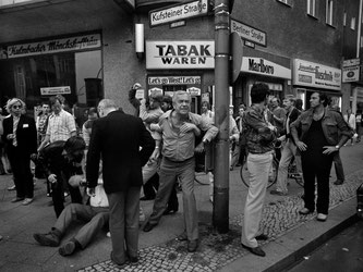 Protest against a passing demonstration; Kufsteiner Straße in Schöneberg, 1981