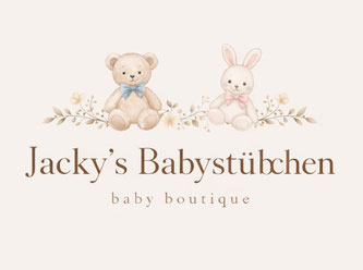 Logo von Jacky’s Babystübchen: Zarte Illustration mit drei aufgehängten Baby-Kleidungsstücken in Natur- und Rosétönen, umrahmt von einem feinen Eukalyptus-Kranz. Darunter der Schriftzug ‚Jacky’s Babystübchen – newborn clothing‘