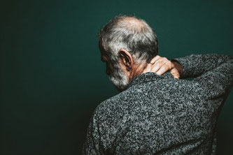 Mann greift sich an den schmerzenden Nacken - Post-Zoster-Neuralgie - Markus Dankesreiter - Homöopathie Regensburg
