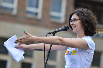 Sari Sorglos aka Sarah Teicher bei einer Slam Poetry Show in Usti nad Laben, Tschechien. Organisiert vom Collegium Bohemicum.