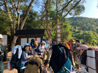 香港で最初に出来たマクレホーストレイルのスタート地点。中国語では「麦理浩径」と書く。