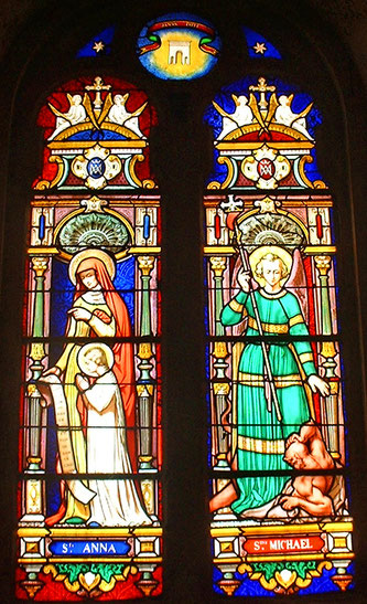 世界遺産「コルドゥアン灯台」、ノートル＝ダム・ド・コルドゥアン礼拝堂のステンドグラス。左が聖アンナと聖母マリア、右が大天使ミカエル