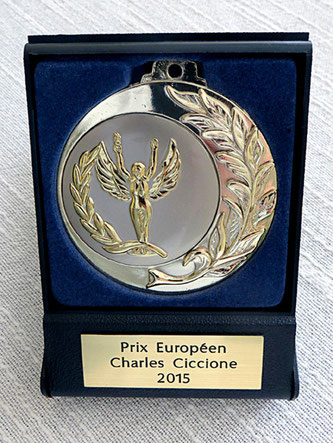 Médaille prix européen de photographie Charles Ciccione remis par Michel Ciccione à Marie-Fa Lazzari le 13 juin 2015, à la Société des Poètes Français, rue Monsieur le Prince 75006 Paris.