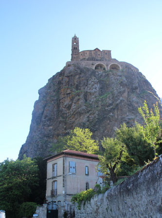 Bild:  Saint-Michel d'Aiguilhe auf dem Felsen in Le Puy-en-Velay im Département Haut Loire