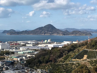 本年1月4日、垣生山に登る機会を得た。山頂から興居島と左手後方にお椀を二つ伏せたような釣島がよく見えた。　本当に瀬戸海の島々は美しかった。（写真田村七重）