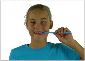 Querputzen: Die Bürste wird über den neuen Zähnen quer angesetzt und hin und her bewegt (© Doc S)