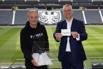 Karl-Heinz „Charly“ Körbel und der Mainova-Vorstandsvorsitzende Dr. Constantin H. Alsheimer © Mainova