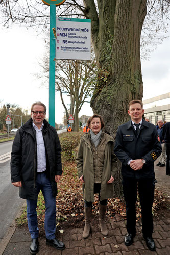 Von links: Mobilitätsdezernent Wolfgang Siefert, Brandschutzdezernentin Annette Rinn und Markus Röck kommissarischer Amtsleiter und Direktor der Branddirektion, enthüllen gemeinsam das neue Haltestellenschild „Feuerwehrstraße" © Feuerwehr Frankfurt