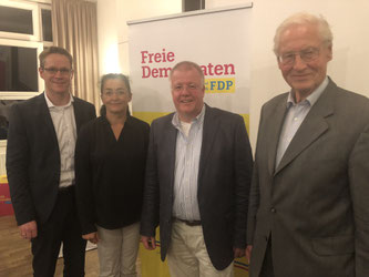 v.l.n.r.: Thorsten Baumgart, Silke Wehmeier (stellv. Kreisvorsitzende), Dr. Ulrich Klotz, Dr. Paul Gehring (FDP-Ehrenvorsitzender)