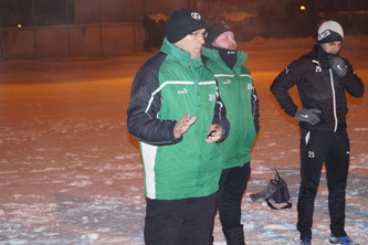 Bei frostigen Temperaturen begrüßten die Trainer Günter Bayer und Alexander Land (rechts daneben) die Spieler zum Trainingsauftakt. Foto: Stefan Günter