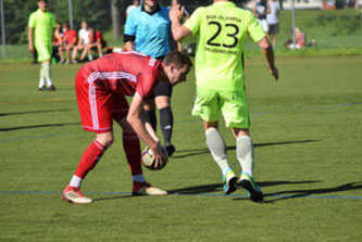 Tobias Steiner legt sich den Ball zurecht.