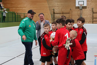 BSK-Vorstand Georg Steiner  und Oberbürgermeister Stefan Bosse freuen sich mit dem Siegerteam SPG Rheintal aus Vorarlberg. 