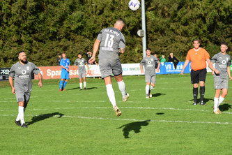 Fabian Reichert klärt per Kopf.
