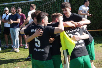 Auch Eraldo Stafa (hinten) feiert mit dem Team das 2:0 durch Daniele Sgodzaj. © Stefan Günter