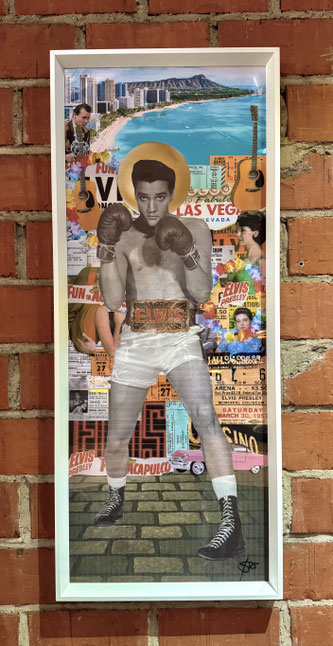 Analoge Collage im Hochformat, die Elvis Presley als Boxer mit Heiligenschein vor einer Kulisse aus Hawaii-Strand, Las Vegas-Schildern, Konzertkarten und einem pinken Cadillac zeigt