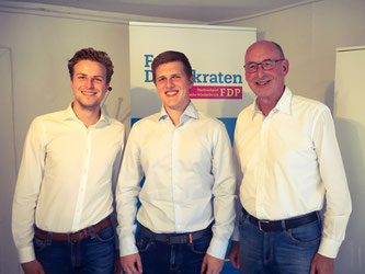 v.l.: Moritz Bewermeier (Kreisvorsitzender JuLis GT), Christopher Höner (Preisträger), Hermann Ludewig (Kreisvorsitzender FDP)