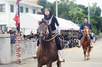 さっそうとした乗馬姿を披露する平得愛馬会のメンバーら。女性も騎乗し、あちらこちらから「かっこいい」の声が上がった=平得
