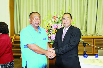 証書付与式後、握手をする砂川氏(左)と次呂久氏(右)=9日午前、県庁(那覇市)