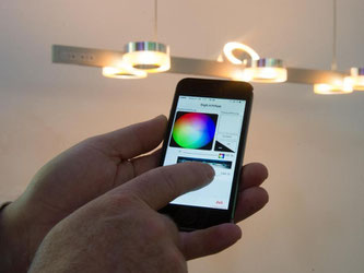 Das Licht im Haus mit dem Handy steuern: Was vor ein paar Jahren noch undenkbar war, kann im Neubau bald schon Standard sein. Foto: Tobias Hase
