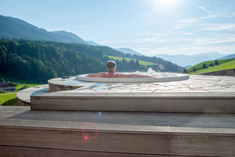 Erfüllen Sie sich den Traum vom eigenen Whirlpool – ganz easy. Foto: Fotolia.com