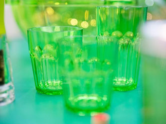 Glas eignet sich hervorragend als Verarbeitungs-material für grelle Farben. Daher macht der Neon-Trend gerade bei Trinkgläsern einiges her. Foto: Frank Rumpenhorst