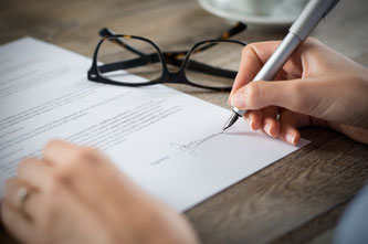 Auch in Zeiten niedriger Zinsen zahlt es sich aus, wenn Kreditnehmer die Konditionen von Darlehensverträgen vergleichen. Foto: Fotolia.com