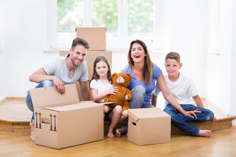 Keine Pflicht aber empfehlenswert: Idealerweise gehen Mieter und Vermieter gemeinsam durch die Wohnung und fertigen ein Übergabeprotokoll an. Foto: Fotolia.com