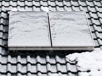 Eis und Schnee können der Solaranlage im Winter zugesetzt haben. Die Schäden wirken sich auf den Ertrag im Frühjahr aus. Foto: Andrea Warnecke