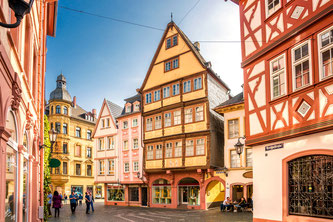 Wer sich ein altes Haus etwa auf dem Land kauft, sollte die Modernisierungskosten nicht unterschätzen. Foto: Fotolia.com