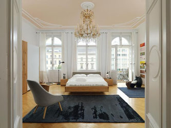 Ein Schlafzimmer nicht zum Verstecken, sondern zum Vorzeigen: So inszeniert zum Beispiel Team 7 aktuell seine Möbel für den Ruheraum. Foto: Team 7
