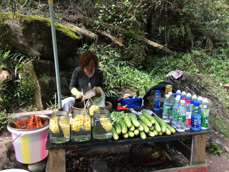 こんなにたくさんの物をどうやって山奥まで運んだの？！