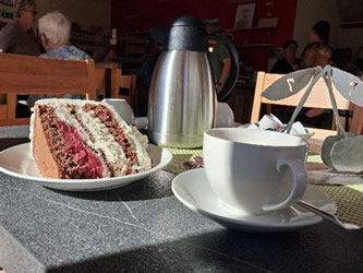 Kaffeegedeck mit Schwarzwälder Torte