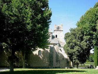 Sehenswürdigkeiten Vaison-la-Romaine: Glockenturm und Eingang der Kathedrale Notre-Dame-de-Nazareth.