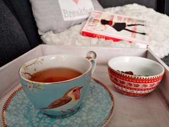 kop thee, boeken lezen.