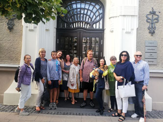 Tour group and guide in Riga's Art Nouveau district
