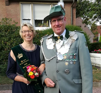 Schützenkönig Heiner Balshüsemann mit seiner Königin Claudia Leimann von der Bruderschaft St. Mauritz-Erpho.